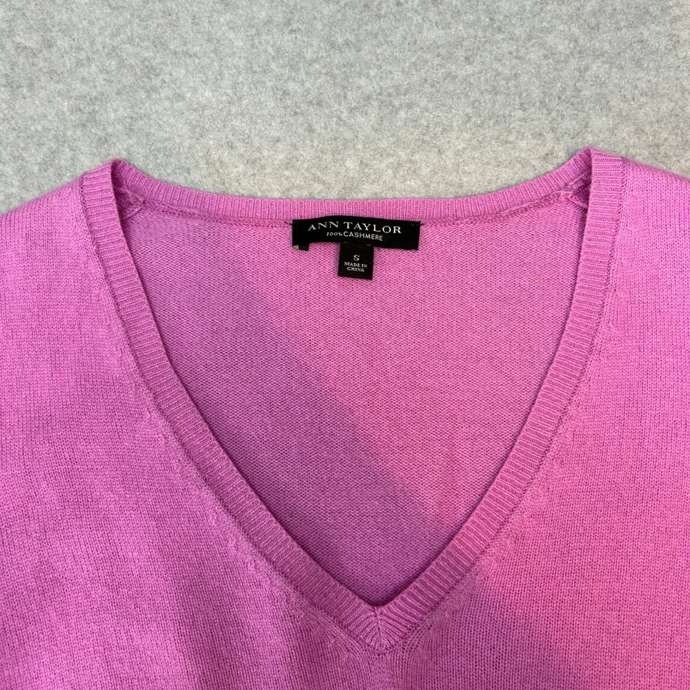 Ann Taylor‎ Size Small Pink Cashmere Sweater V-Neck Long Sleeve Knit Preppy FLAW